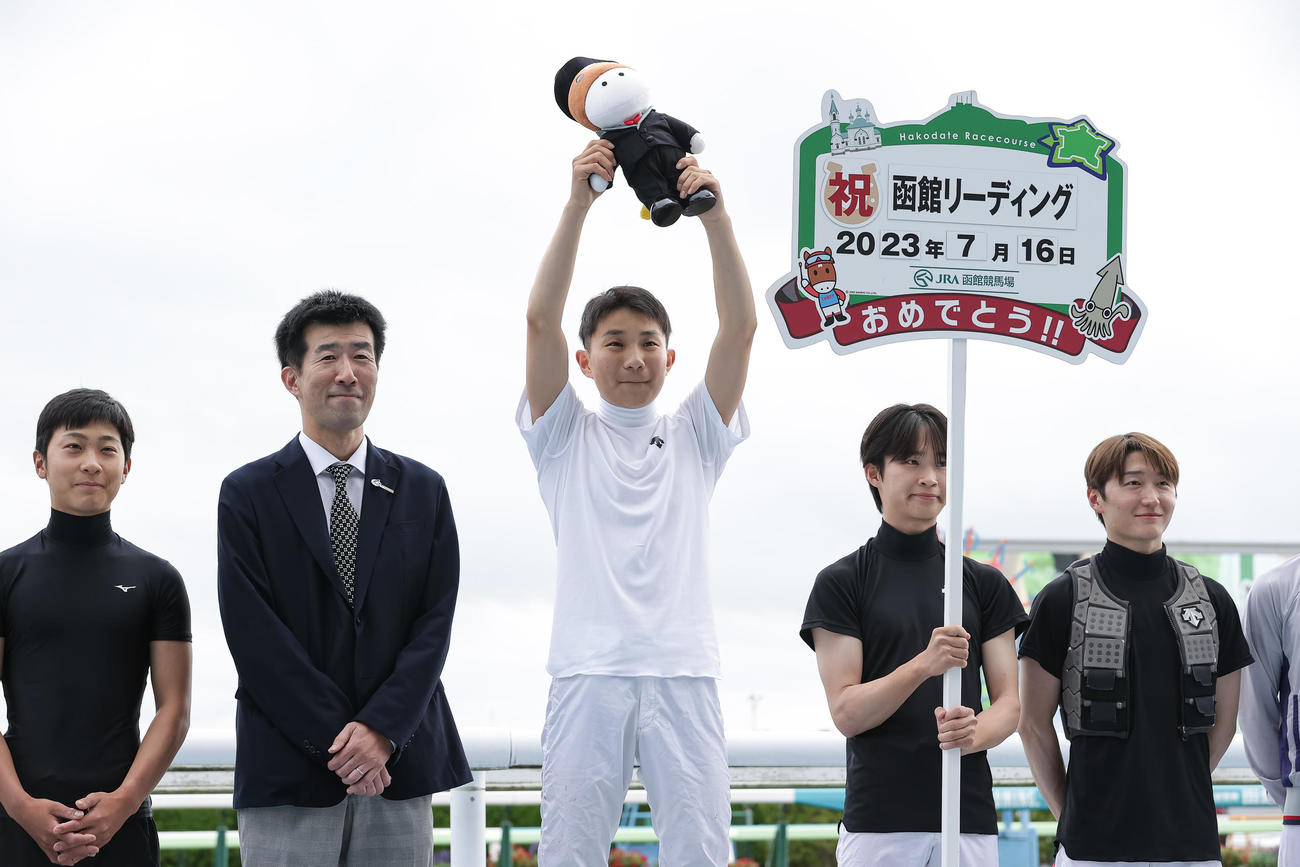 7月、史上最年少の函館リーディングに輝いた佐々木大輔騎手（中央）