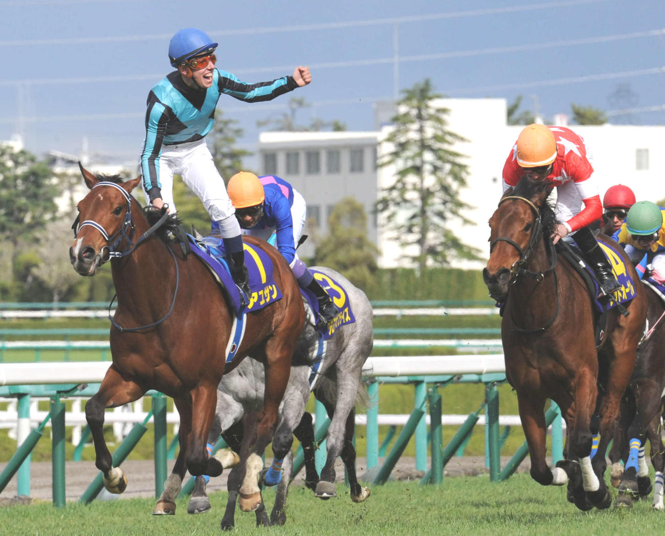 13年4月、アユサンで桜花賞を制したC・デムーロ騎手は鞍上で立ち上がりガッツポーズ