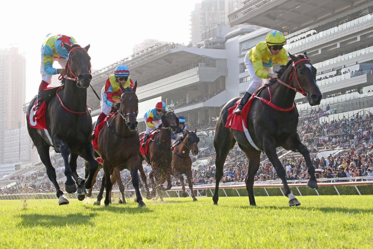 ラッキースワイネス（右）（C）The Hong Kong Jockey Club