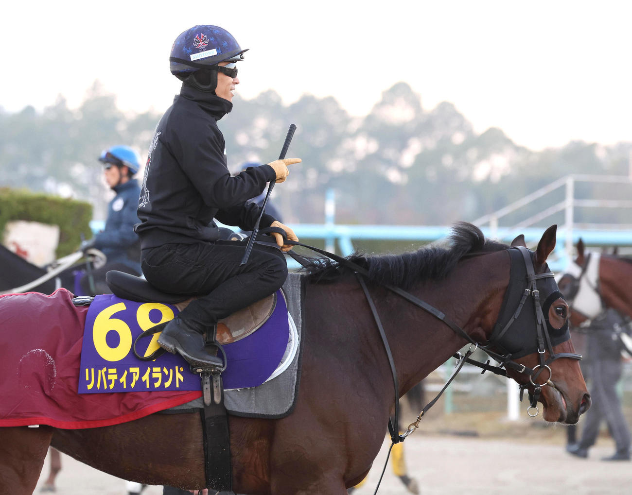 川田騎手を背にスタンド前で運動するリバティアイランド（撮影・白石智彦）