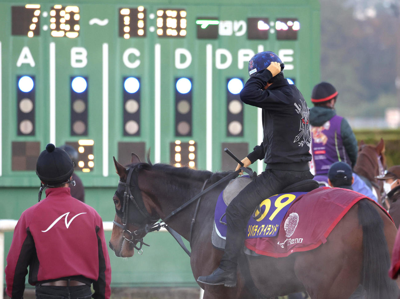 川田騎手を背にスタンド前で運動するリバティアイランド（撮影・白石智彦）
