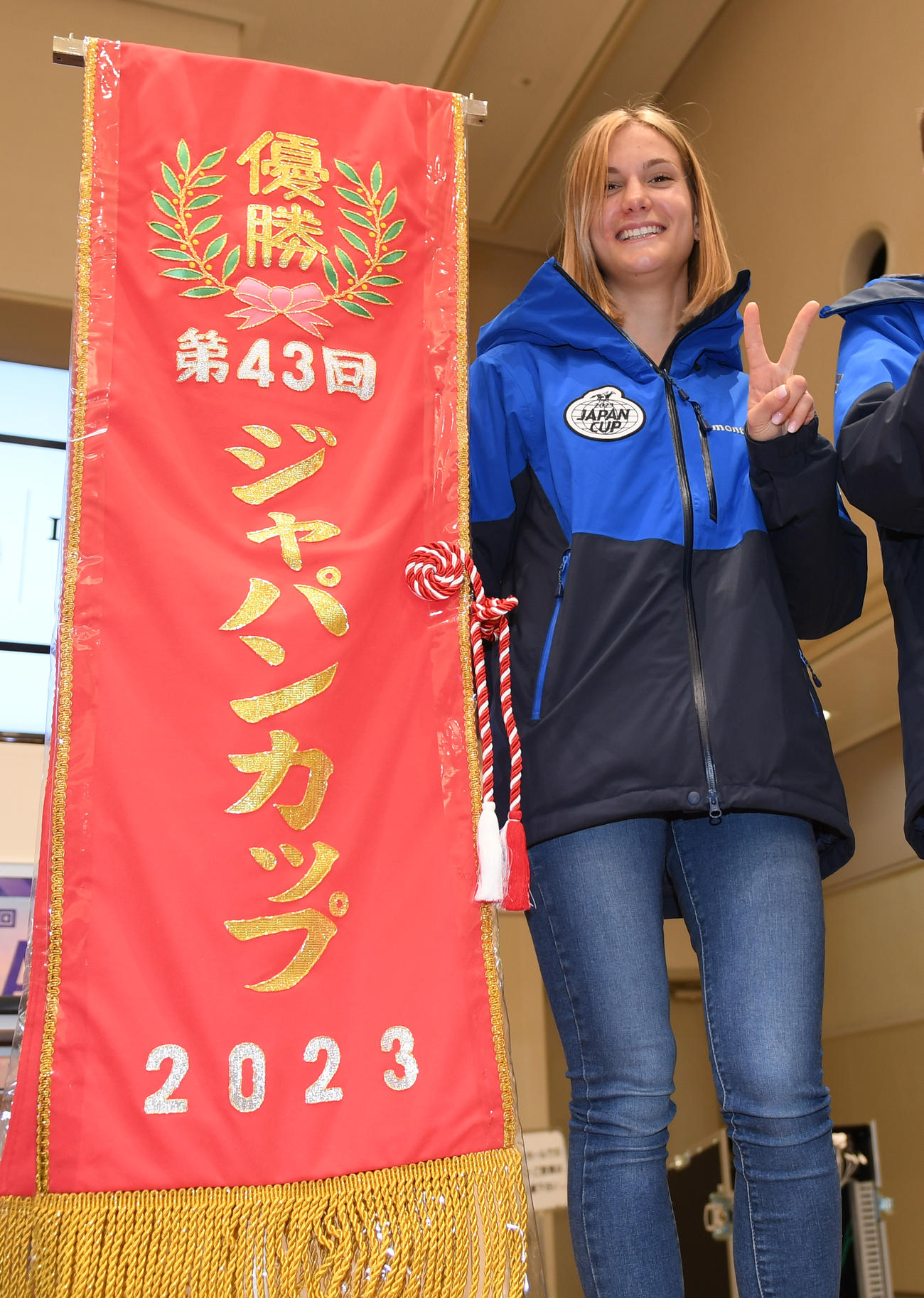 ジャパンCの優勝レイと記念撮影するヴェロン騎手（撮影・柴田隆二