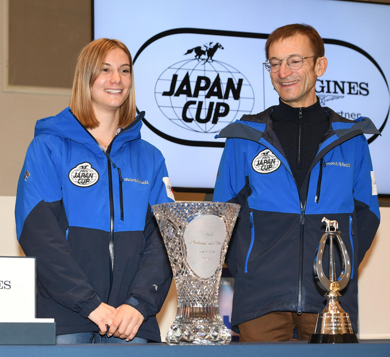 ジャパンCの優勝杯と記念撮影するヴェロン騎手とゴーヴァン調教師（撮影・柴田隆二