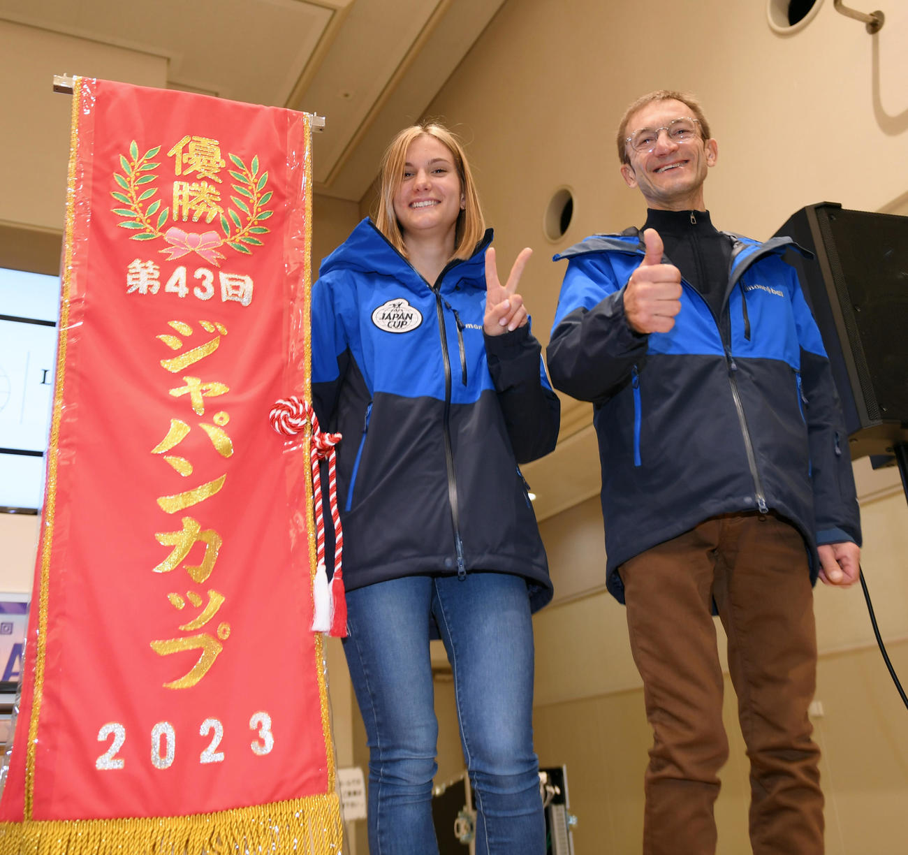 ジャパンCの優勝レイと記念撮影するヴェロン騎手とゴーヴァン調教師（撮影・柴田隆二
