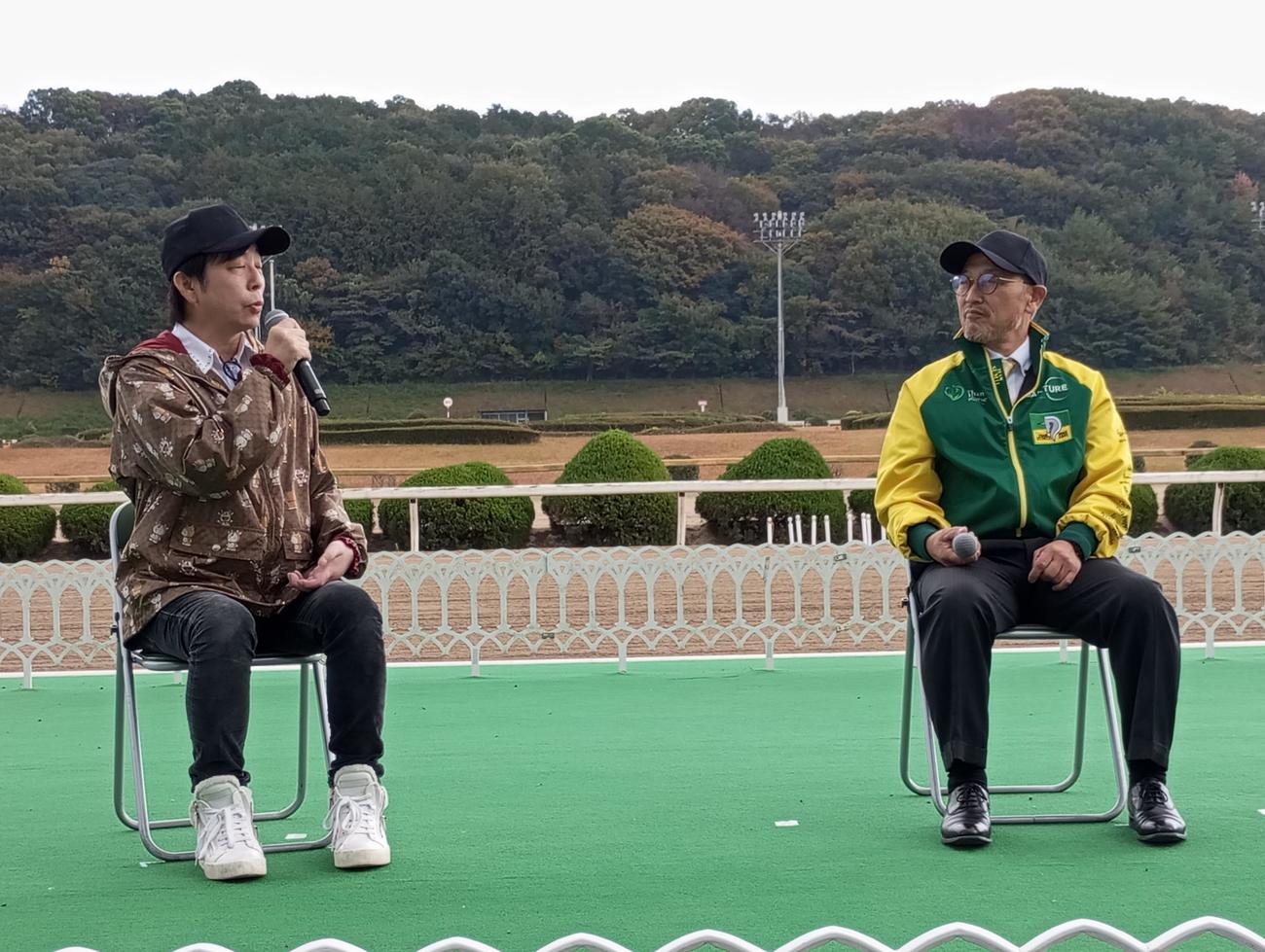 元JRA調教師の角居勝彦氏（右）と日刊スポーツ評論家の佐藤哲三氏がトークショーを行った