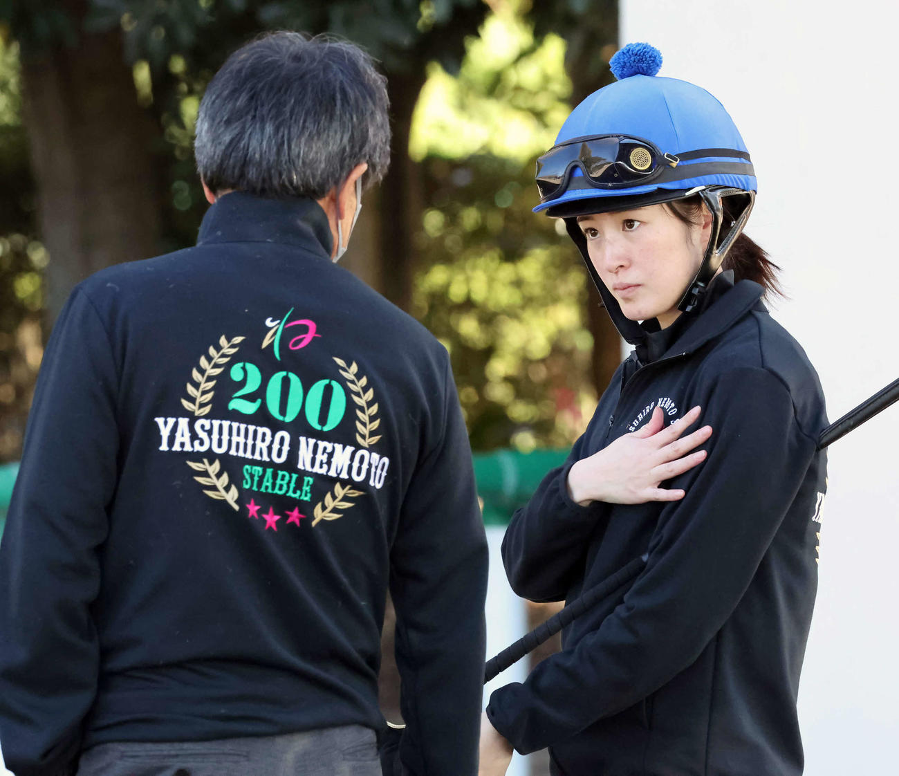 ウインエアフォルクの追い切りを終えて根本師（左）と話す藤田騎手（撮影・丹羽敏通）