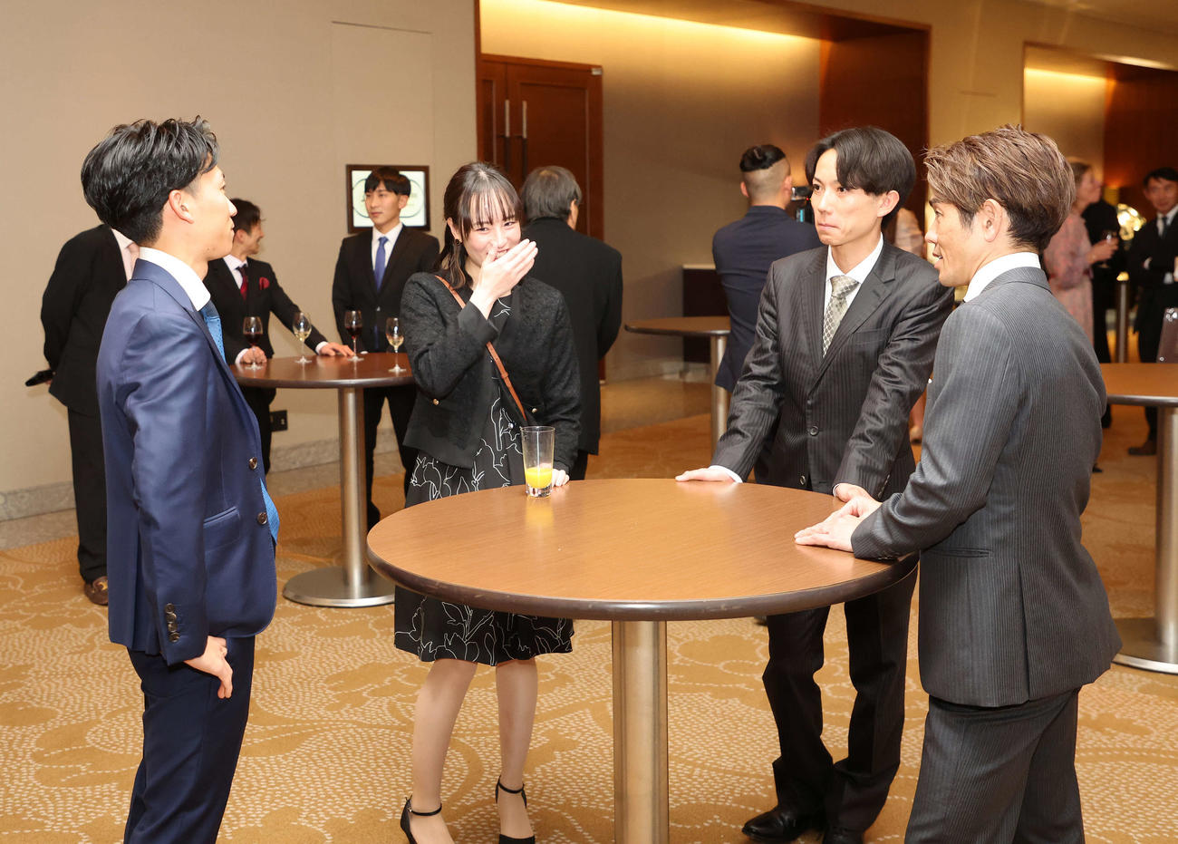 談笑する、左から荻野騎手、藤田騎手、黛騎手、戸崎騎手（撮影・鈴木正人）