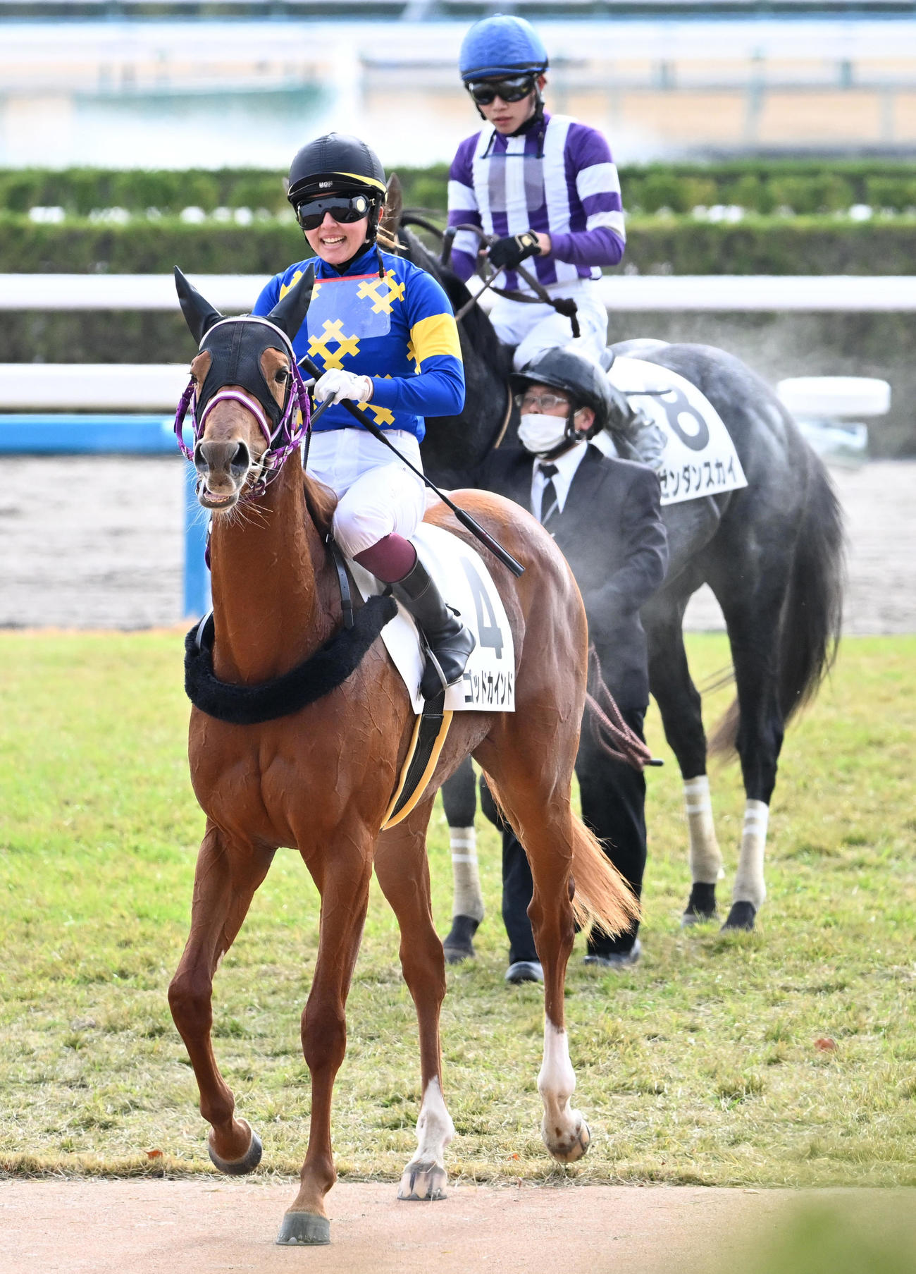 京都1Rを勝利したゴッドカインドと今村騎手（撮影・清水貴仁）