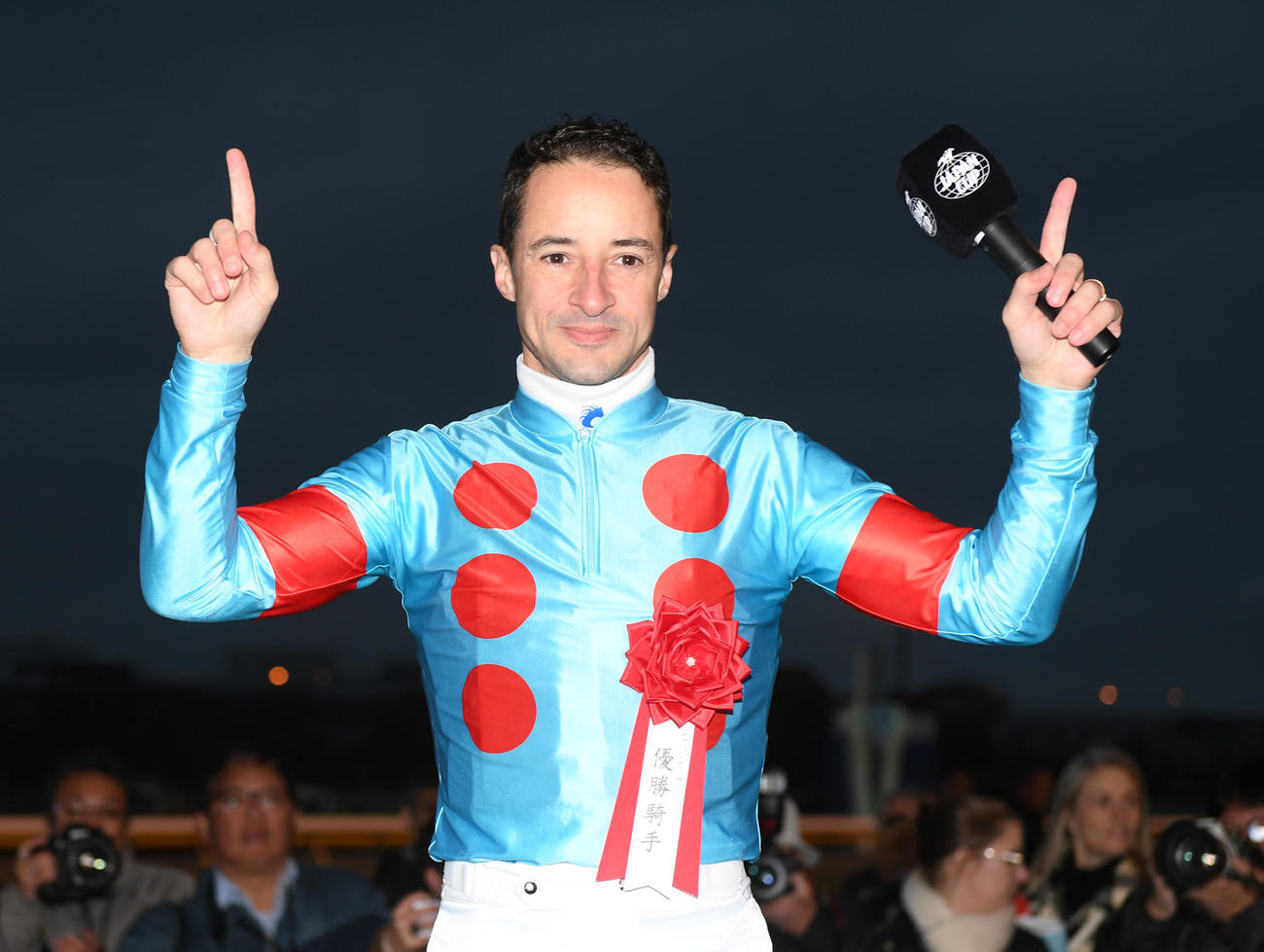 ジャパンCを制したイクイノックスのルメール騎手はお立ち台で1番ポーズを決める（撮影・柴田隆二）