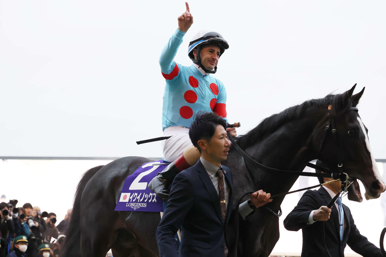 ジャパンCを制したイクイノックスの馬上で、ファンの声援に応えるルメール騎手（撮影・丹羽敏通）