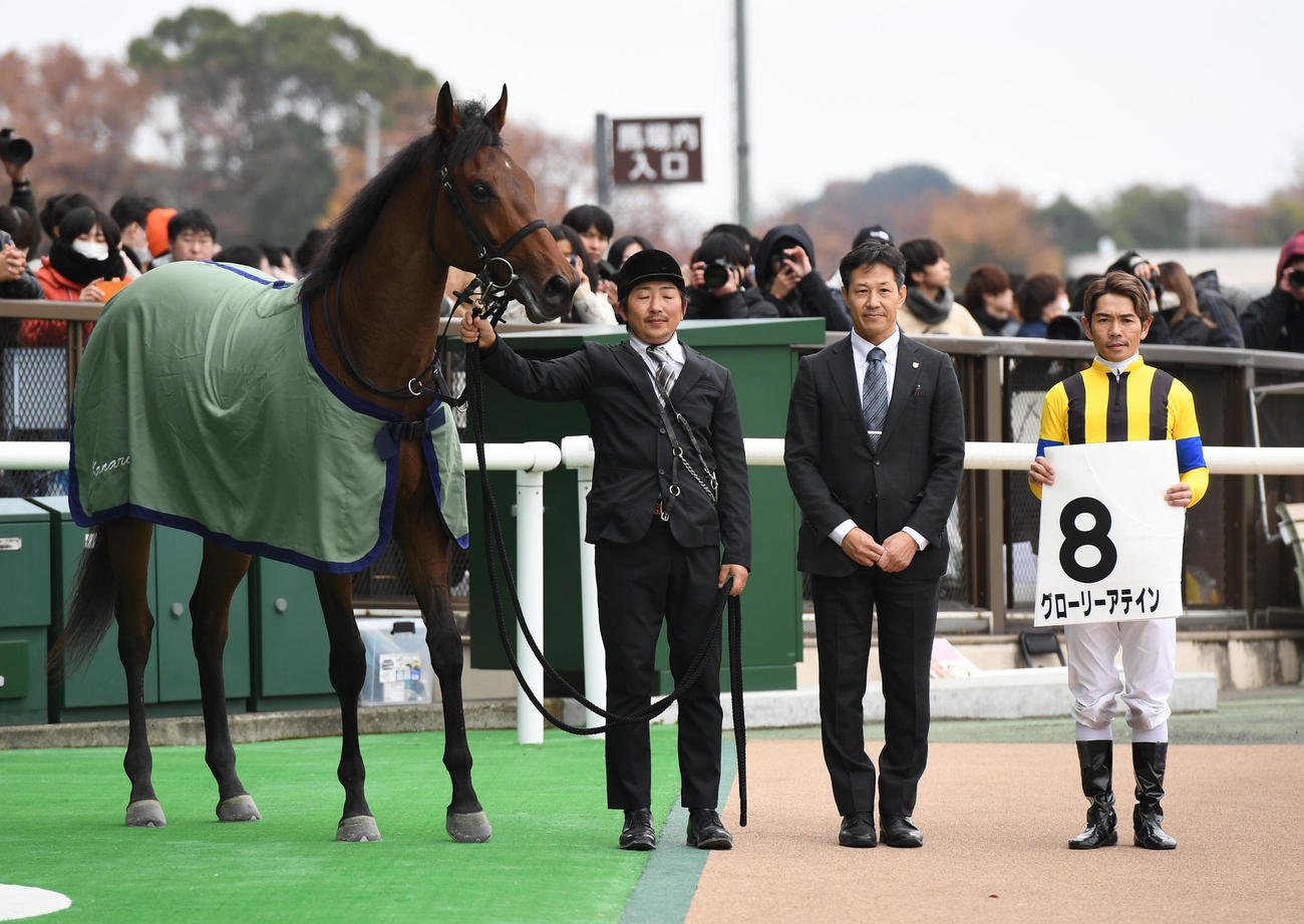 新馬戦を制し口取りに並ぶグローリーアテインと戸崎騎手、金成調教師（中央）（撮影・柴田隆二）