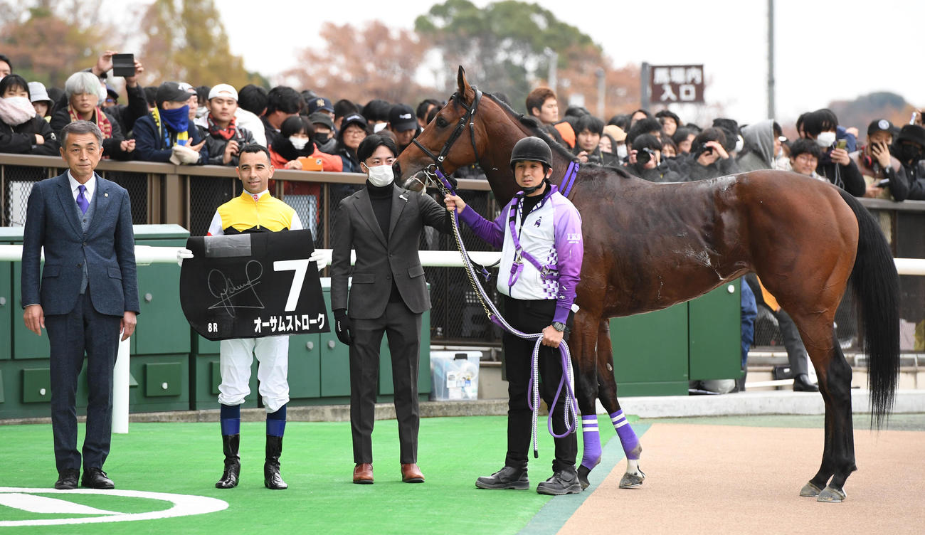 東京8R、ベゴニア賞を制したオーサムストローク、左から伊藤圭調教師、モレイラ騎手（撮影・柴田隆二）
