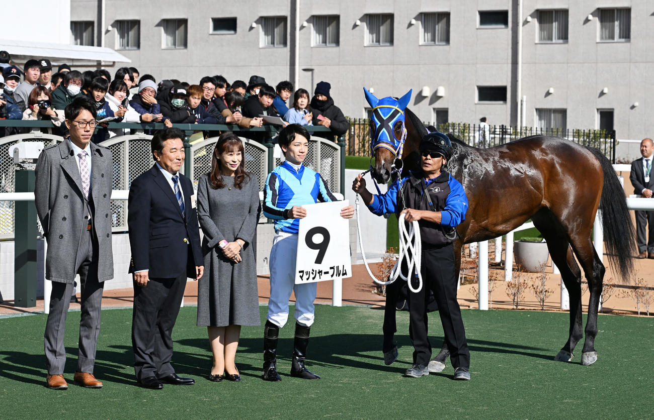 京都4R新馬戦を制したマッシャーブルムと松山騎手（撮影・清水貴仁）