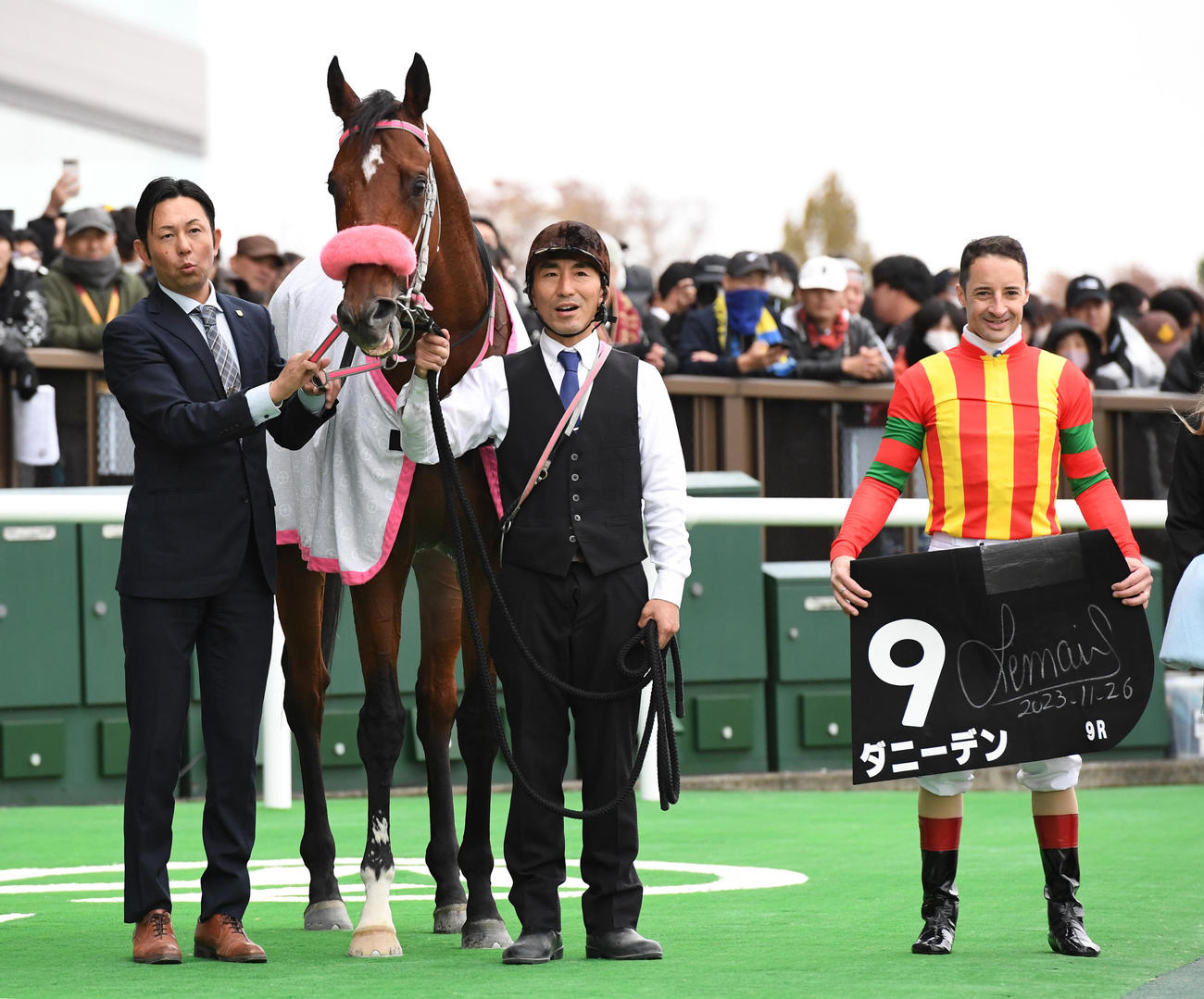 アーモンドアイMを制したダニーデン、辻調教師（左）とルメール騎手（右）（撮影・柴田隆二）