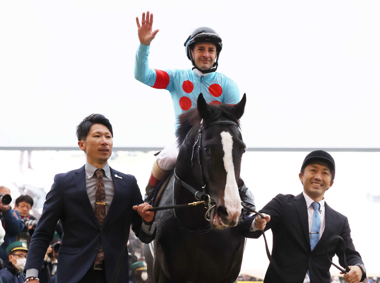 ジャパンCを制したイクイノックスの馬上で、ファンの声援に応えるルメール騎手（撮影・丹羽敏通）