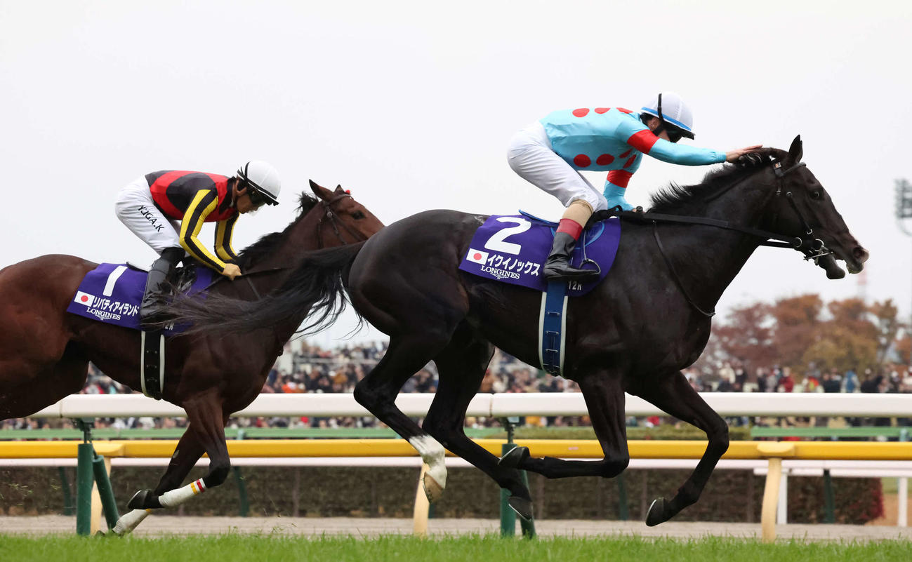 ジャパンCを制したイクイノックスとルメール騎手（右）。左は2着リバティアイランド（撮影・丹羽敏通）