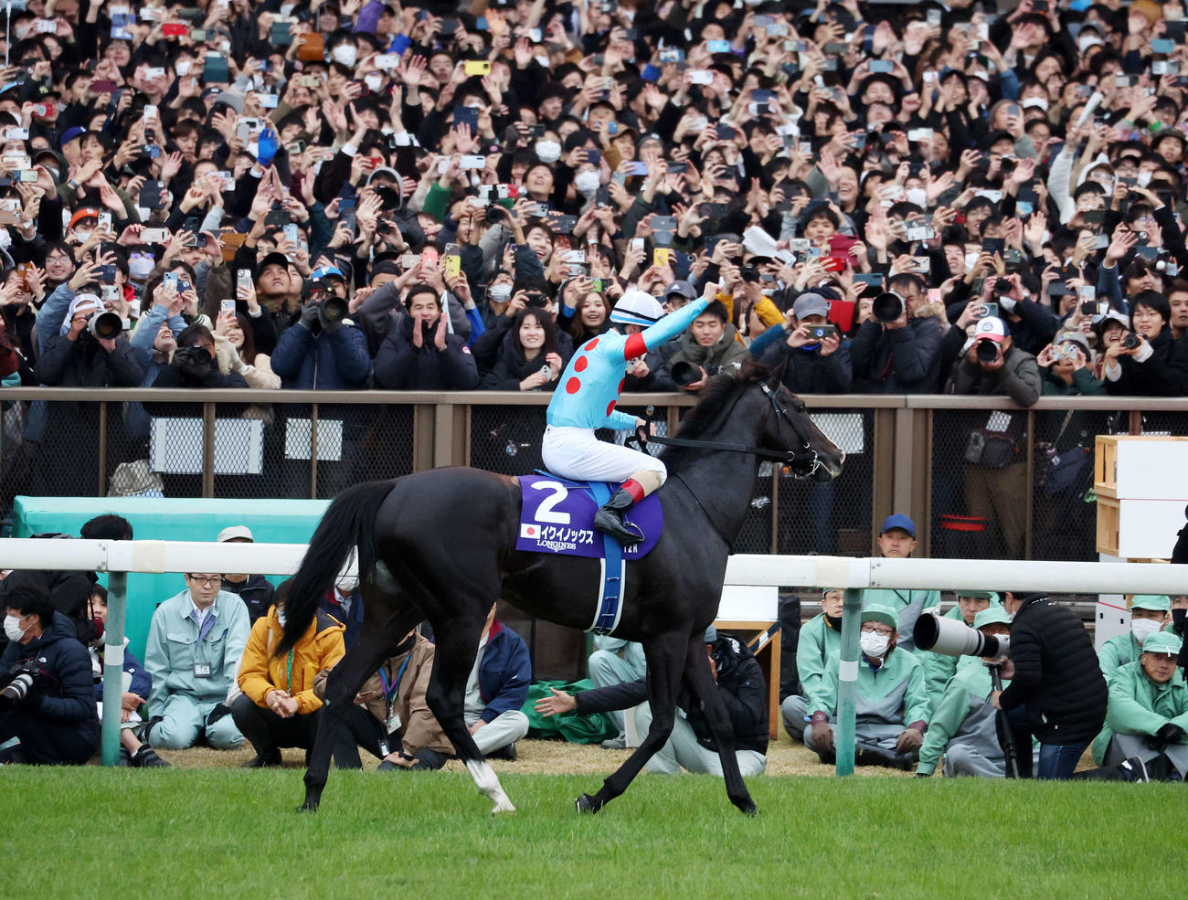 ジャパンCを制したイクイノックスとC・ルメール騎手（撮影・鈴木正人）