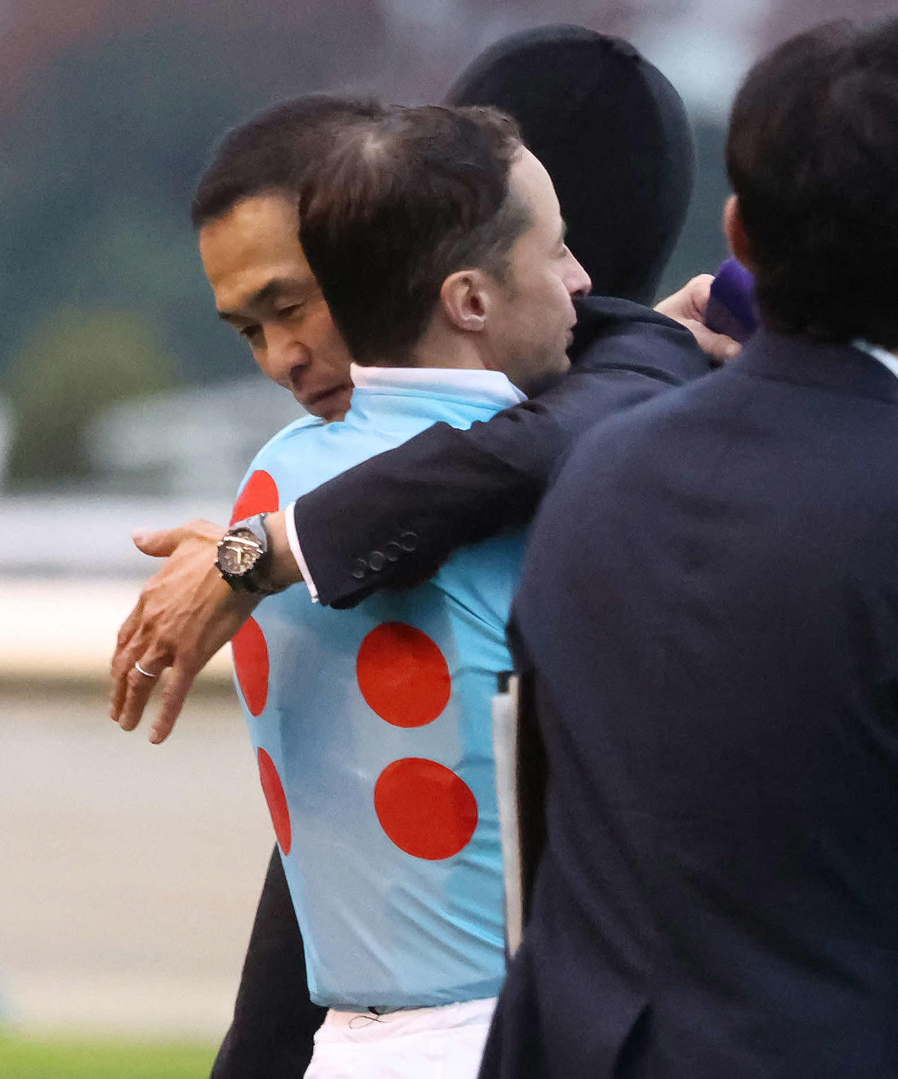 口取りを終えてルメール騎手と抱き合う木村師（撮影・丹羽敏通）