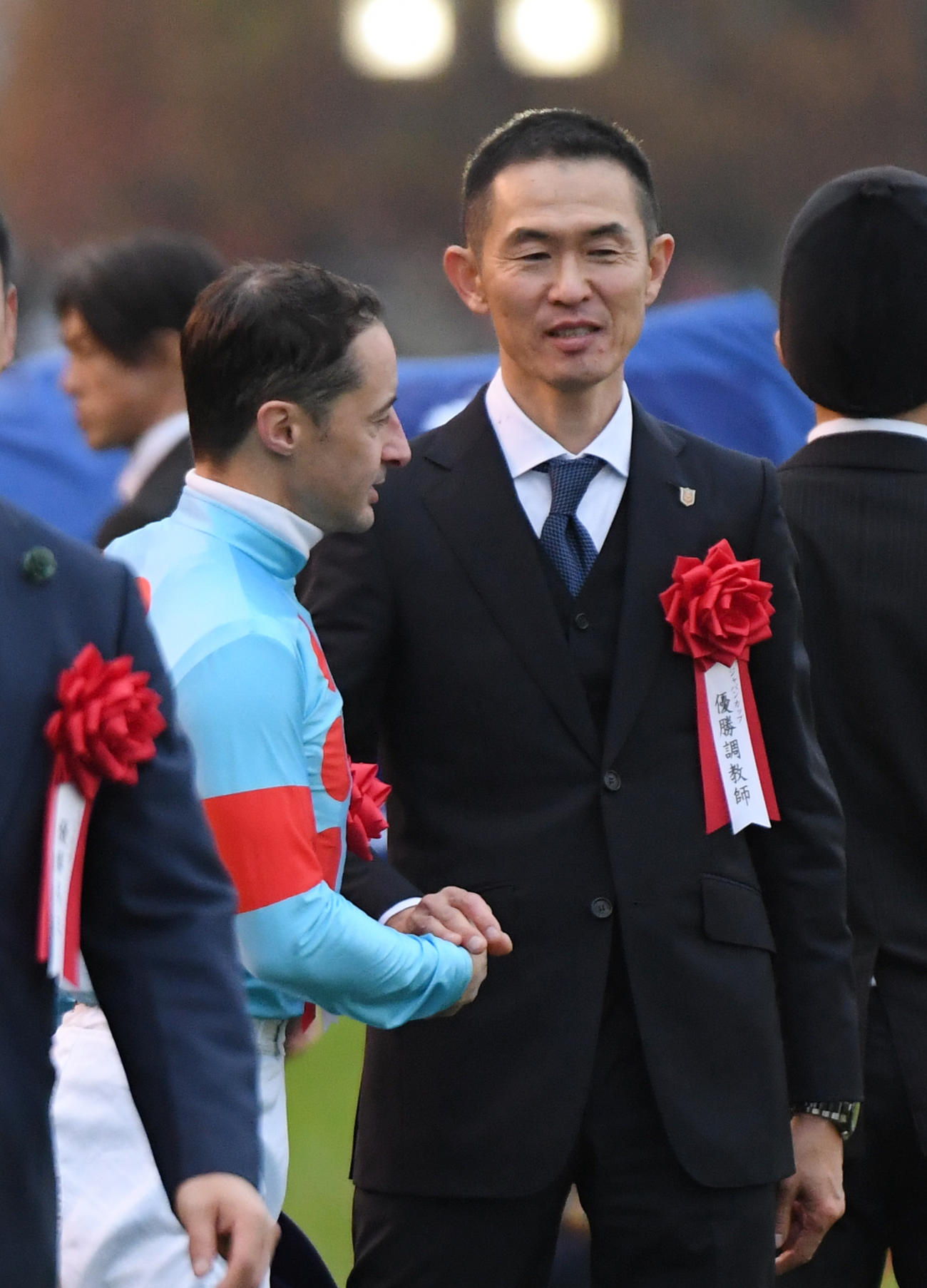 ジャパンCを制したイクイノックスのルメール騎手（左）と木村調教師は握手する（撮影・柴田隆二）