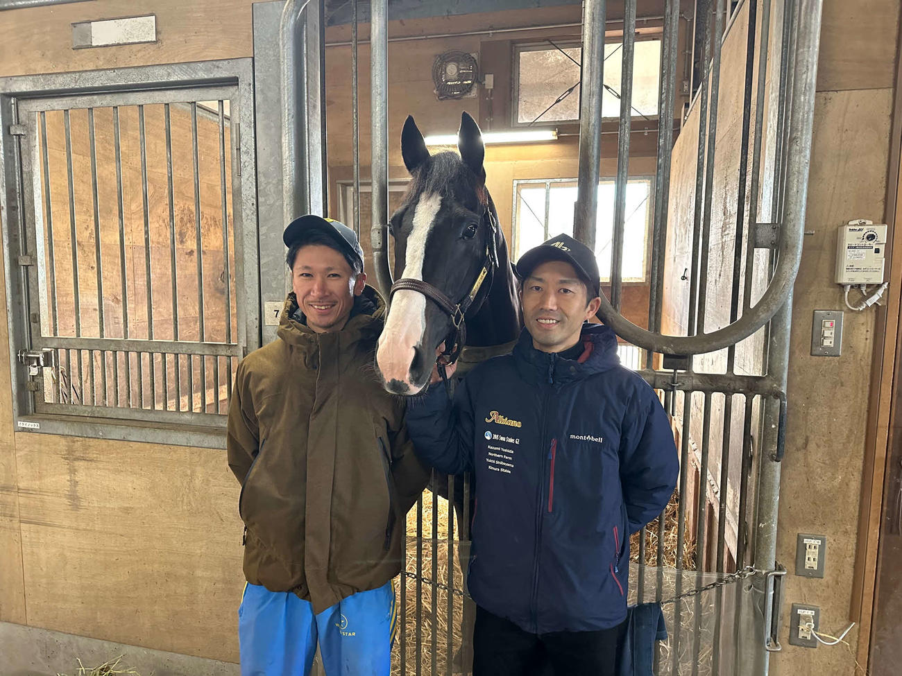 ジャパンCを制したイクイノックスと担当の楠助手（右）、阿部助手