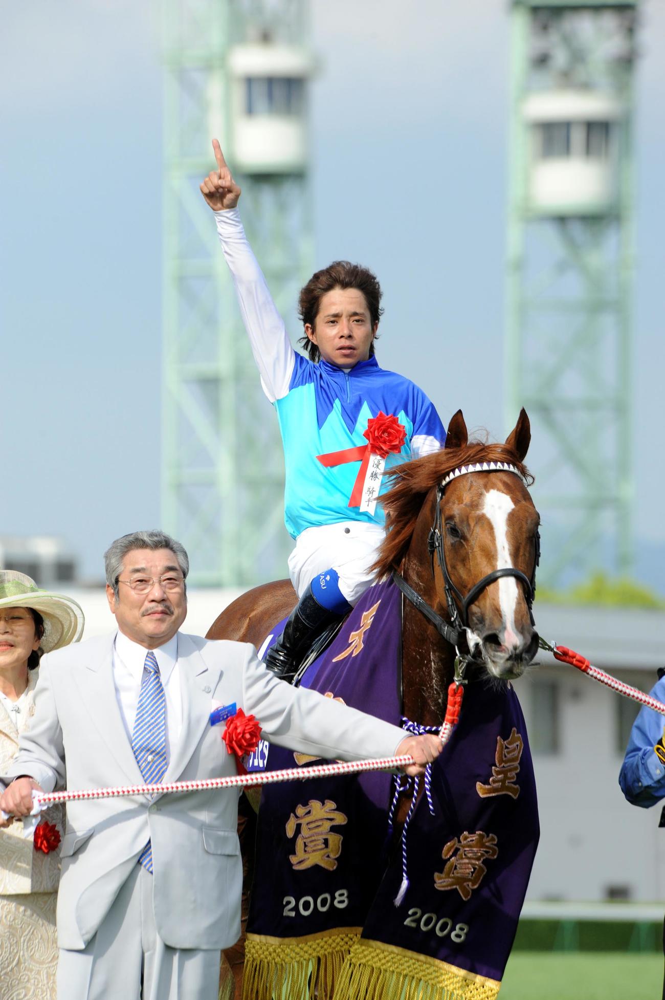 2008年、天皇賞・春を制したアドマイヤジュピタと鞍上の岩田康誠騎手。左は近藤利一オーナー
