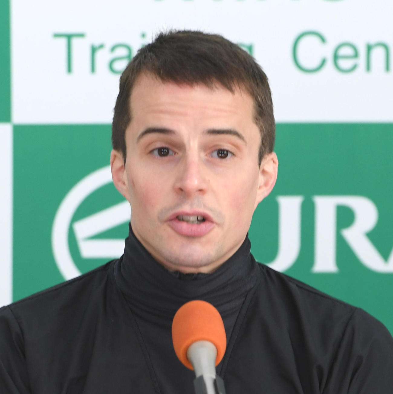 ジオグリフの追い切りの後、会見するビュイック騎手（撮影・柴田隆二）
