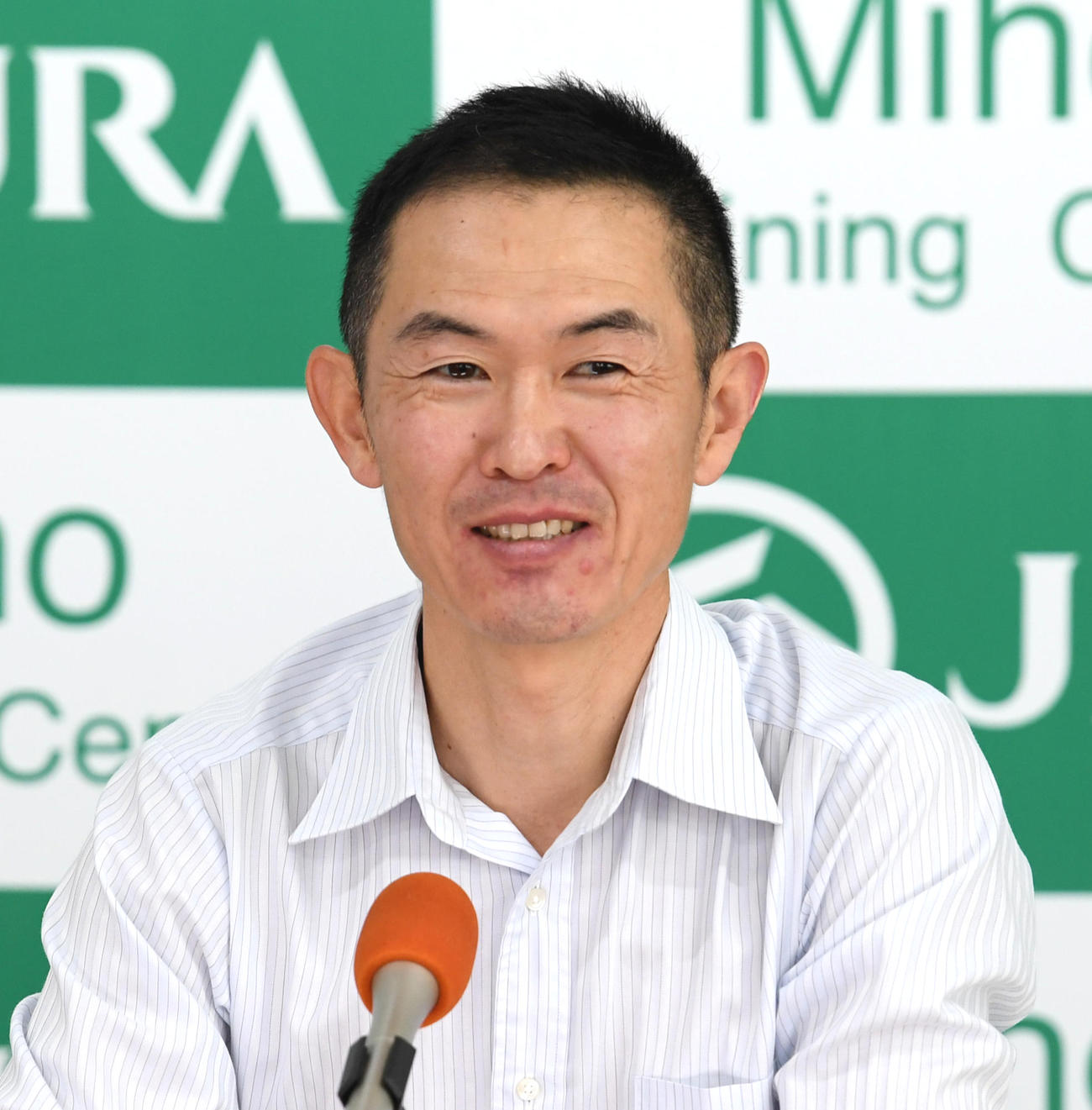 ジオグリフの追い切りの後、会見する木村調教師（撮影・柴田隆二）