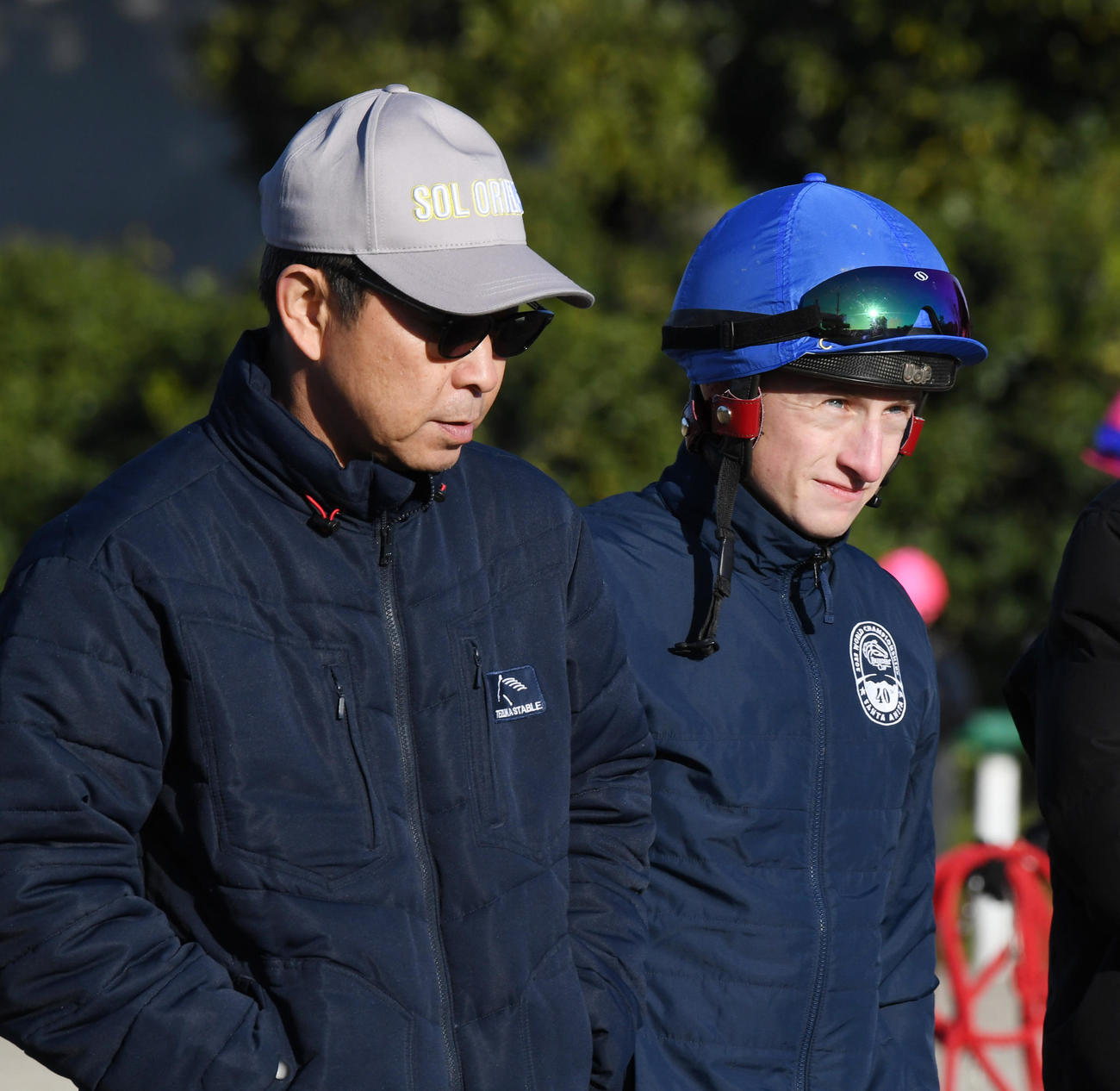 ボンドガールの調教を終えたマーカンド騎手（右）と手塚貴久調教師（撮影・柴田隆二）