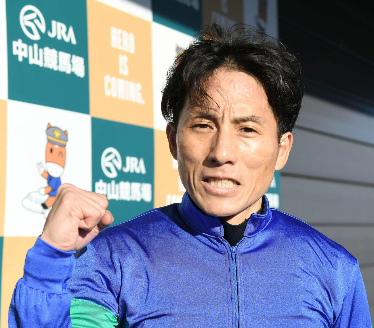 パンサラッサで中山記念を制してガッツポーズを決める吉田豊騎手（2022年2月27日撮影）
