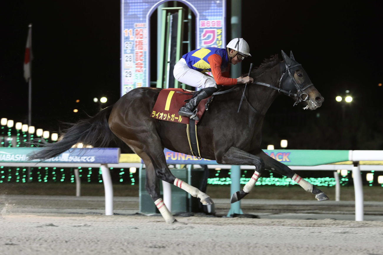 クイーン賞を制したライオットガールと岩田望来騎手