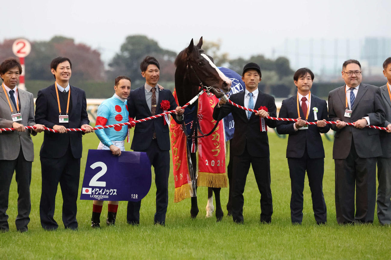 ジャパンCを制したイクイノックスの口取りをするルメール騎手（撮影・丹羽敏通）