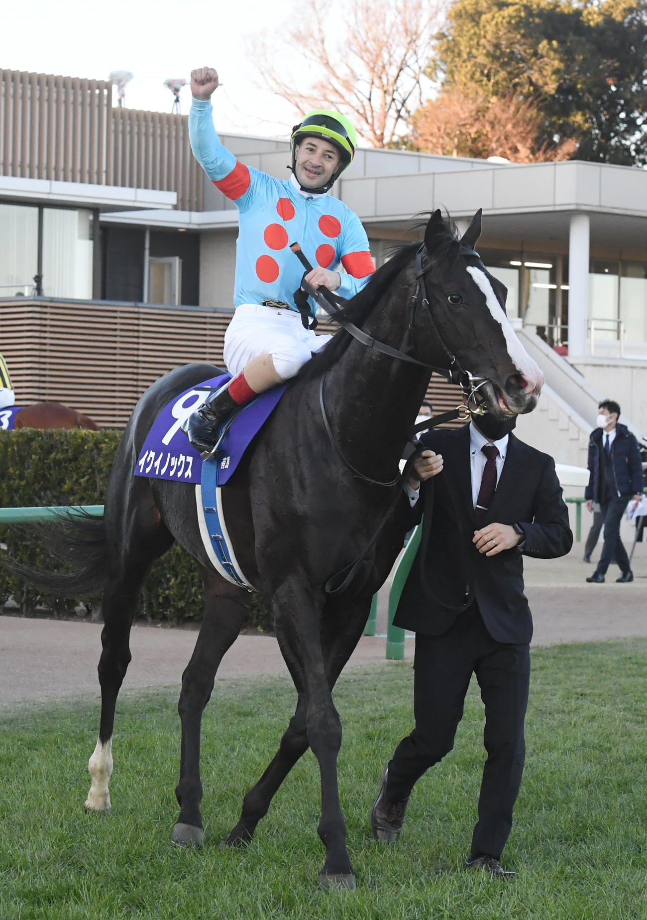 22年12月、有馬記念を制したイクイノックスの鞍上でルメール騎手はガッツポーズ