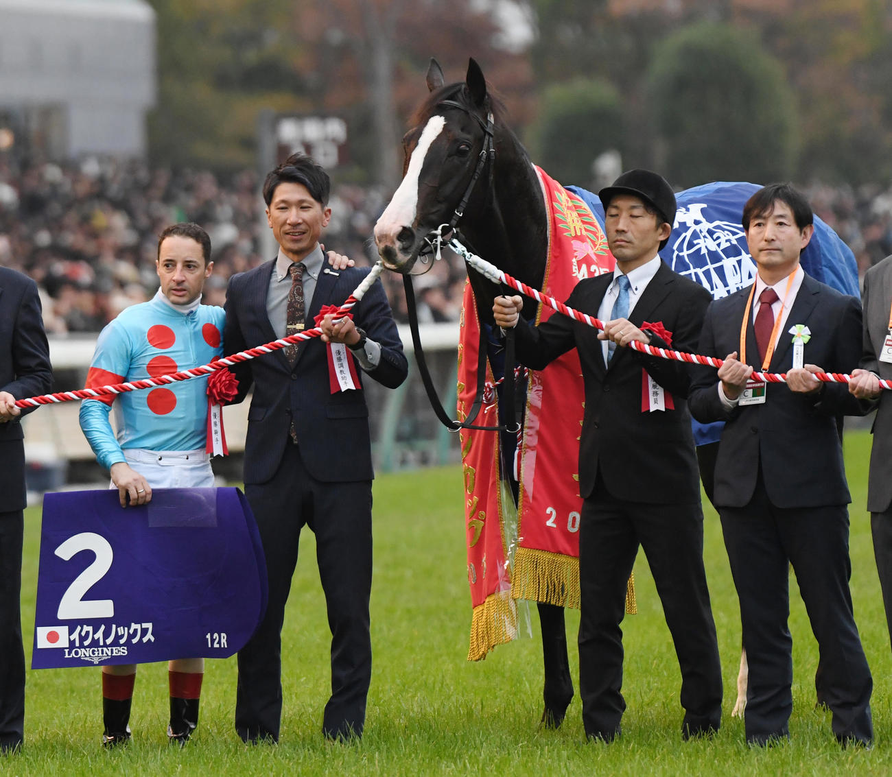 ジャパンCを制したイクイノックスとルメール騎手（左端）（撮影・柴田隆二）