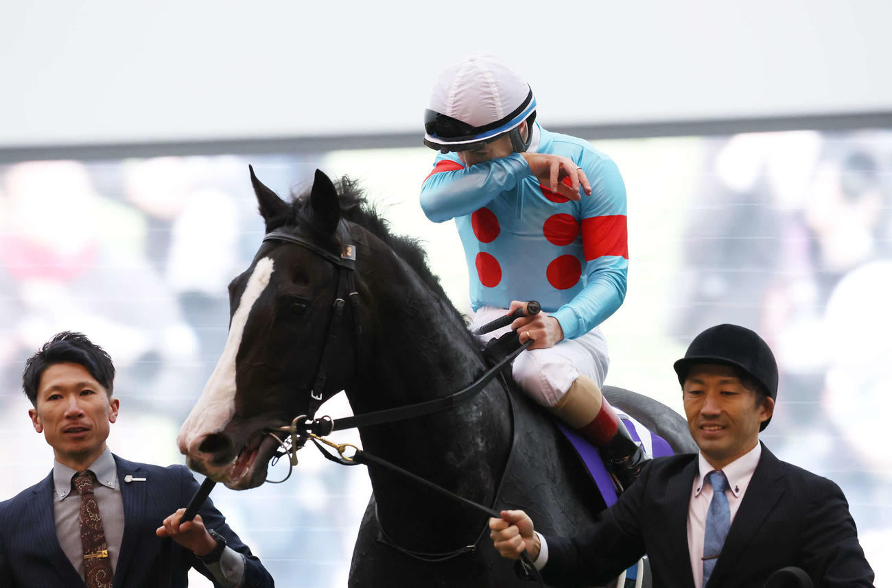 イクイノックスでジャパンCを制して感極まるルメール騎手（撮影・丹羽敏通）