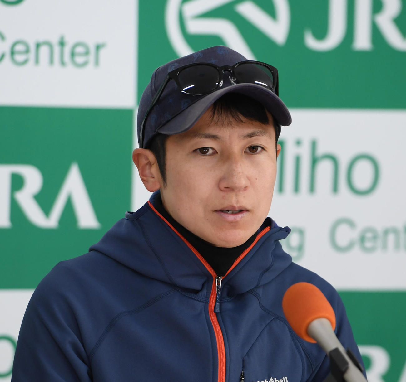 レモンポップの追い切りの後、会見する田中博調教師（撮影・柴田隆二）
