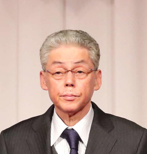 3歳最優秀牡馬に選ばれたリンゾウチャネルの、左から能重厩務員、五十嵐騎手、堂山師、木谷オーナー（撮影・丹羽敏通）