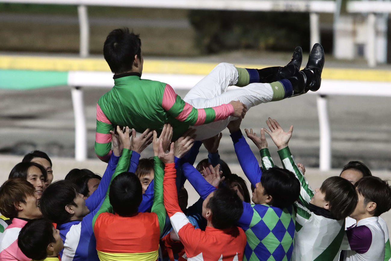 ラスト騎乗を終え、騎手仲間から胴上げされる田中力騎手