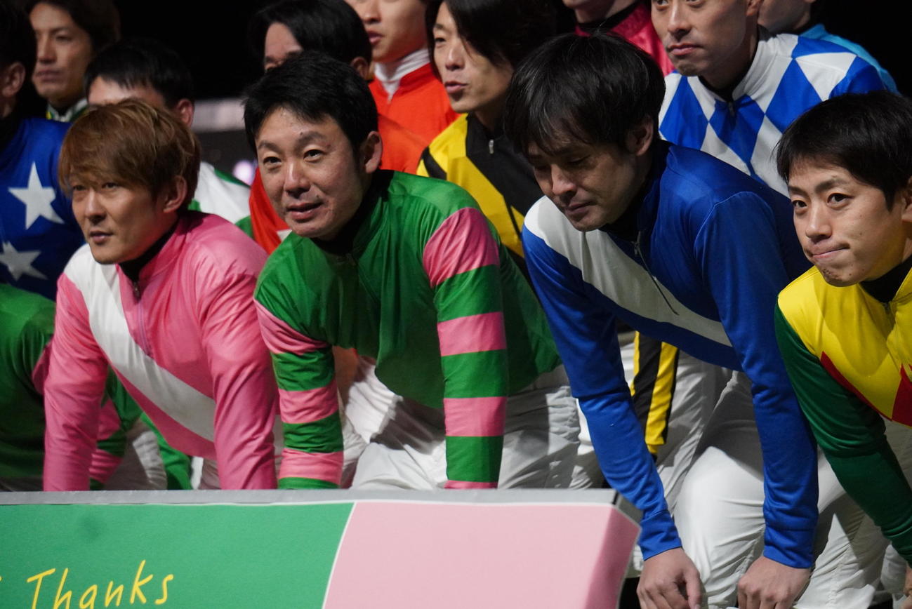 引退式で写真に納まる田中力騎手（中央）