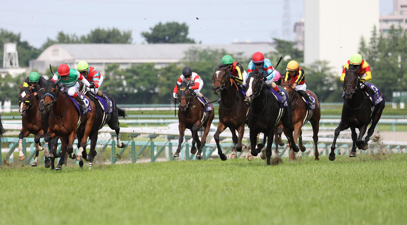 23年6月、宝塚記念を制したイクイノックス（右から3頭目）。左から2頭目は2着のスルーセブンシーズ