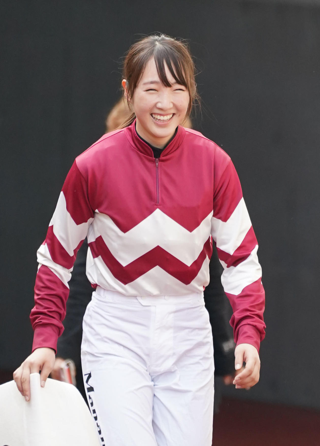 中京2R、3番ピエナパイロに騎乗し勝利に喜ぶ永島騎手（撮影・森本幸一）