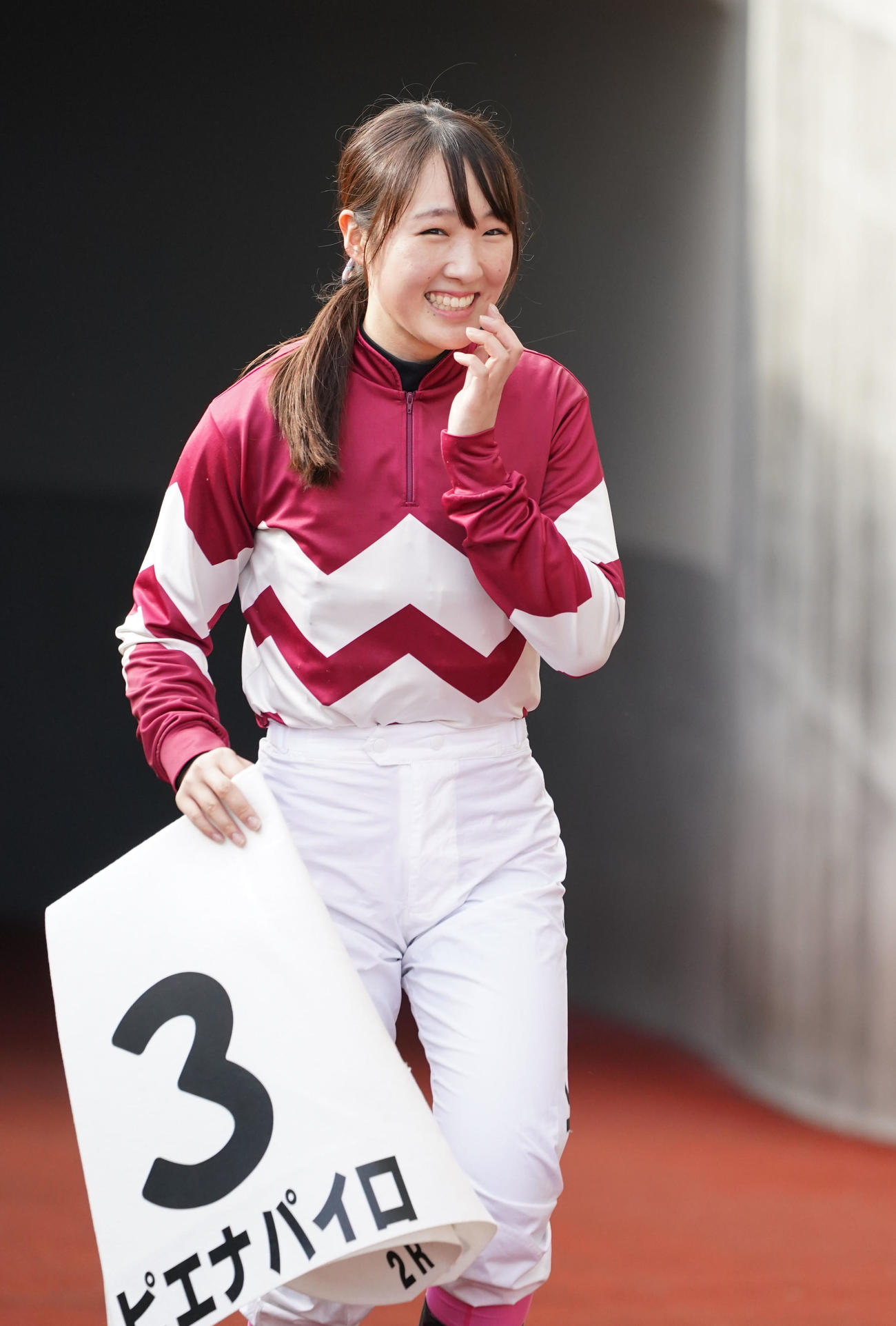 中京2R、3番ピエナパイロに騎乗し勝利に喜ぶ永島騎手（撮影・森本幸一）