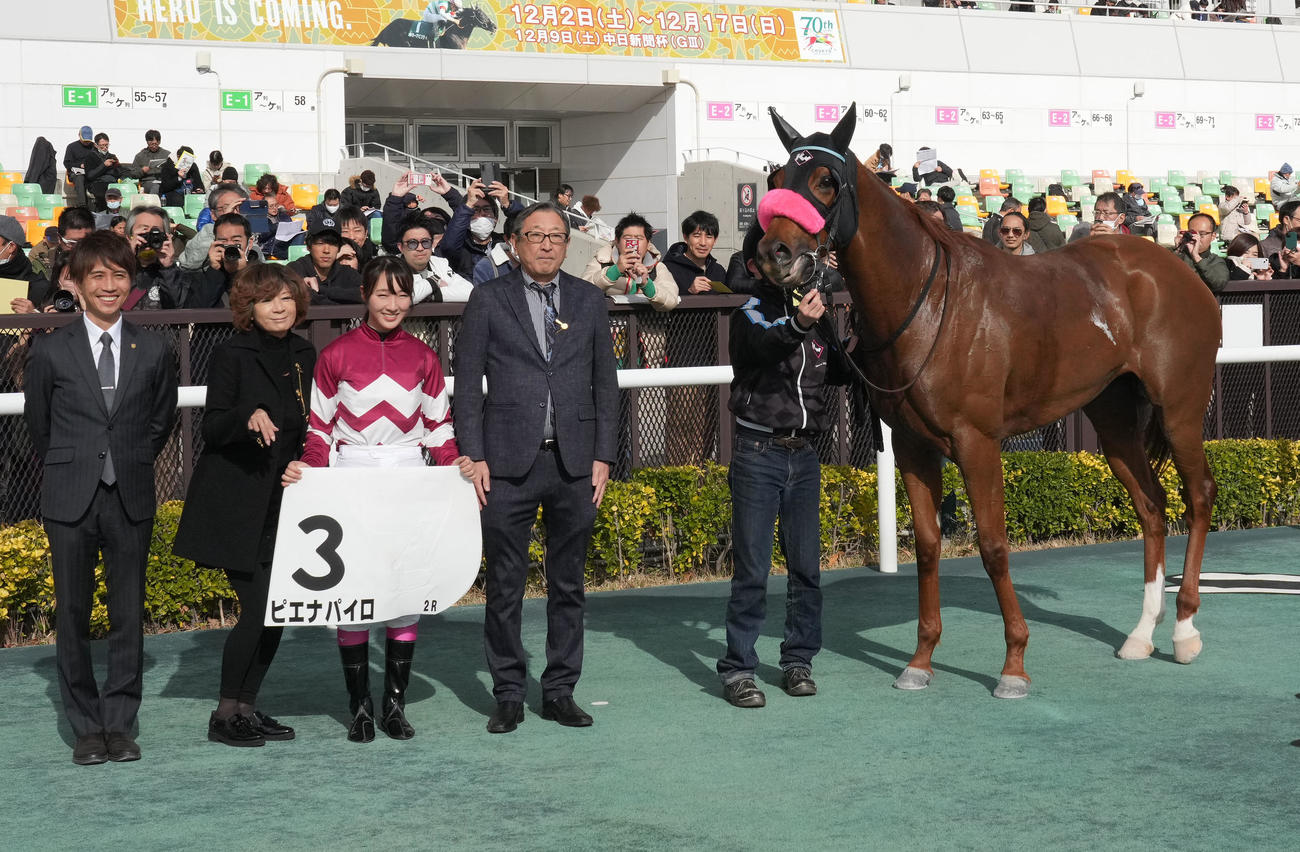 中京2R、1着3番ピエナパイロ（左から3人目は永島まなみ騎手）（撮影・森本幸一）