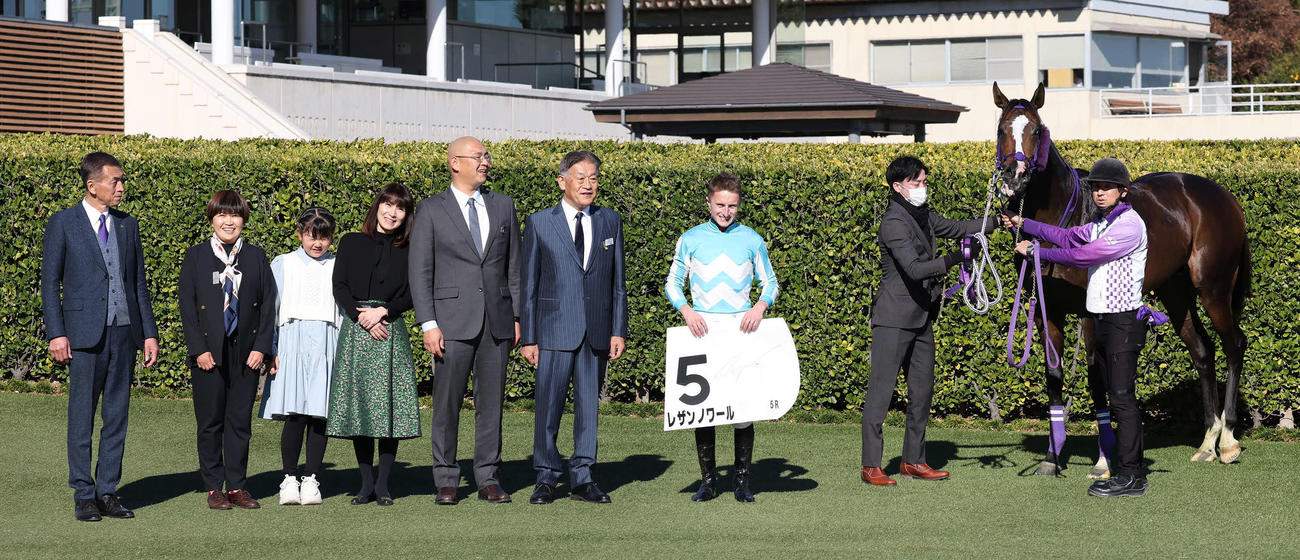 中山5R新馬戦を制したレザンノワールの口取りをするマーカンド騎手と関係者（撮影・丹羽敏通）