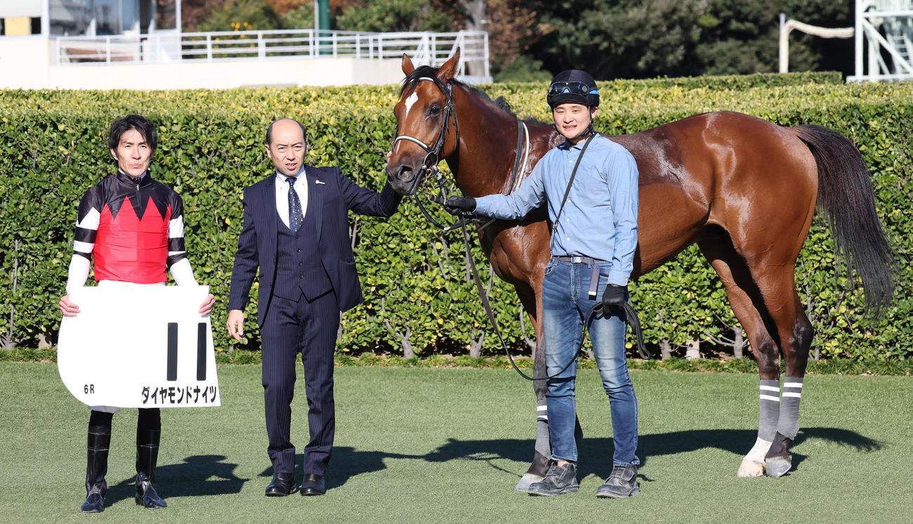 中山6R新馬戦を制したダイヤモンドナイツの口取りをする丹内騎手（撮影・丹羽敏通）