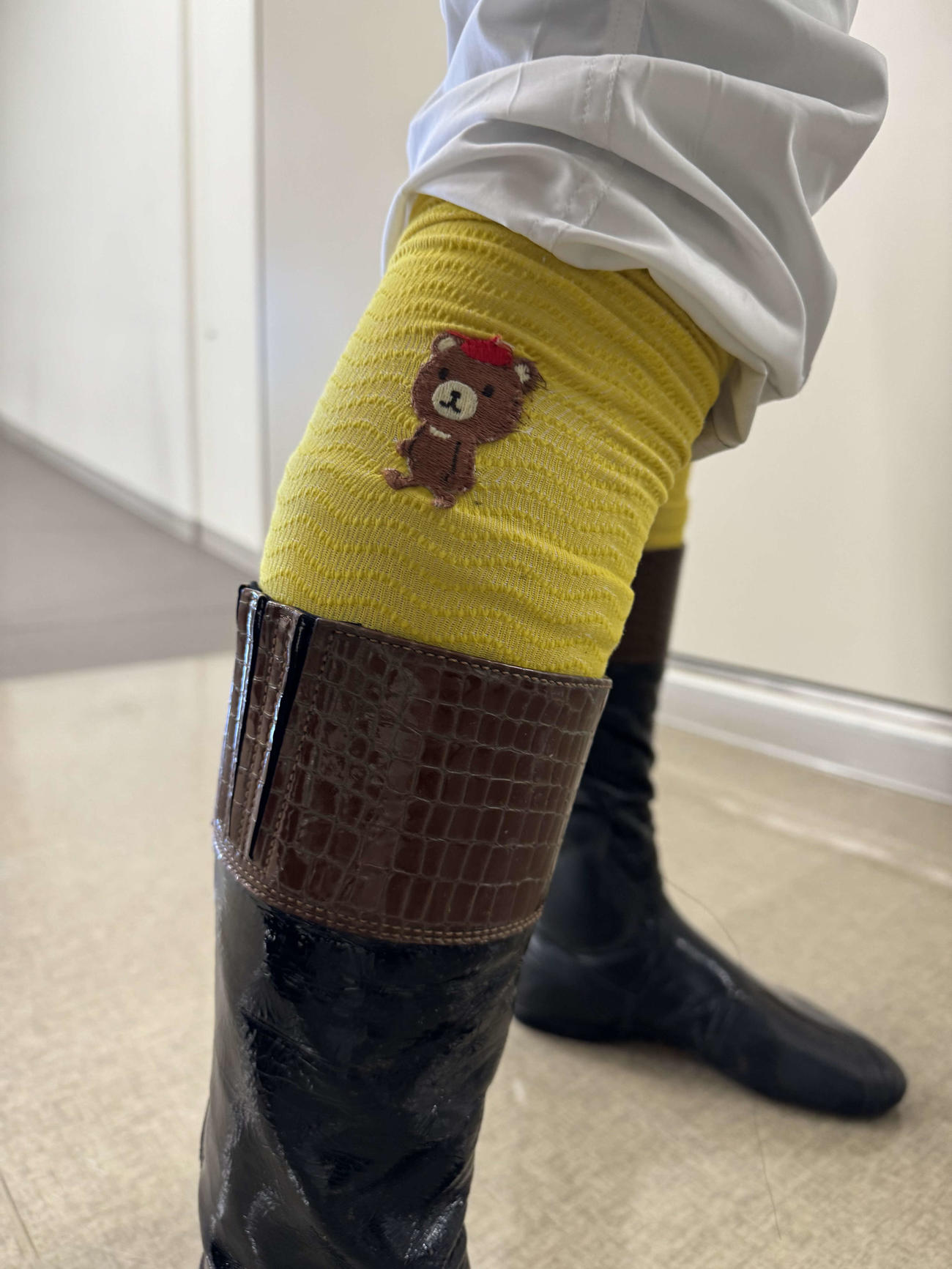 黄色地にかわいらしい熊が刺しゅうされたレギンスを障害騎手全員が着用した（撮影・阿部泰斉）