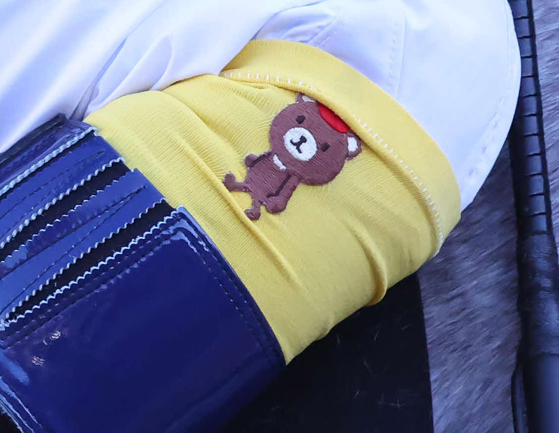 中山8R、そろいのレギンスには熊のワッペンが縫い付けられていた（撮影・丹羽敏通）