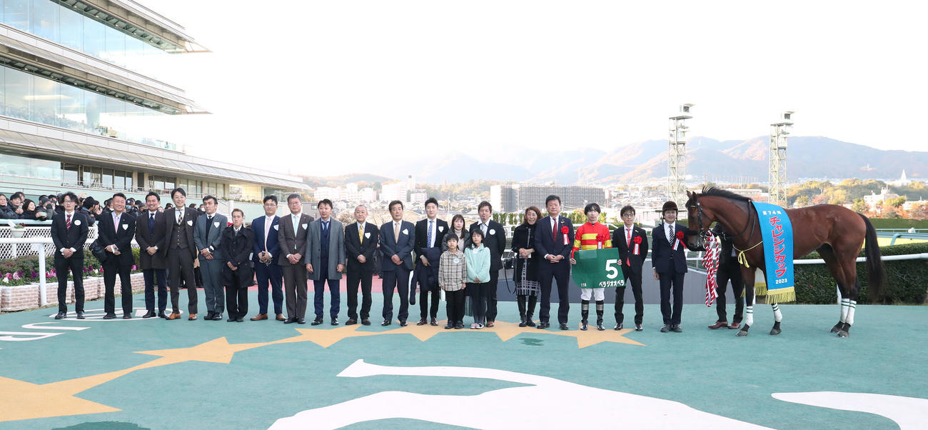 阪神11R、チャレンジCを勝利したベラジオオペラと口取りに並ぶ横山和騎手（右から3人目）