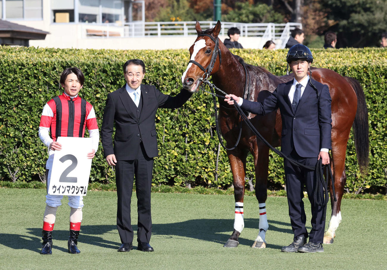 中山3R、2歳未勝利戦を制したウインマクシマムの口取りをする松岡騎手（撮影・丹羽敏通）