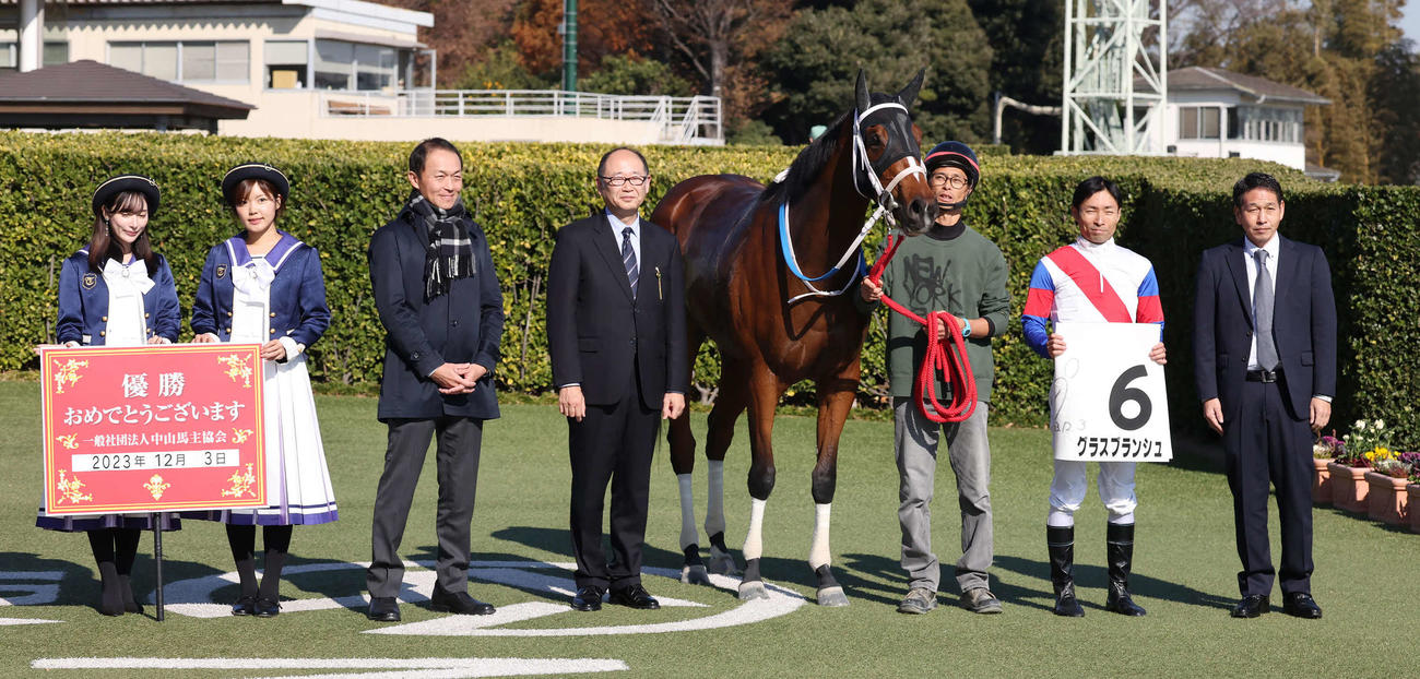 中山4R新馬戦を制したグラスブランシュの口取りをする大野騎手と関係者（撮影・丹羽敏通）