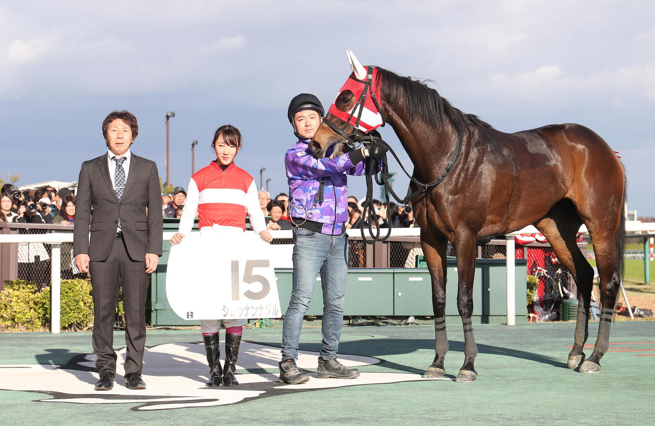 ショウナンナダルで中京9Rを勝利して口取りに並ぶ永島騎手（中央）（撮影・白石智彦）